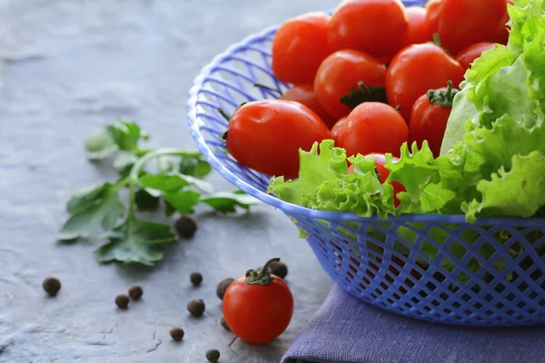 Cherry tomaten en kruiden in een rieten mand — Stockfoto