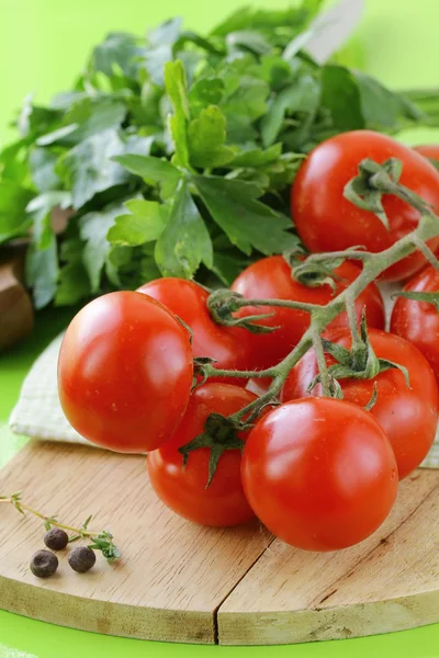 Ahşap tahta üzerinde taze kiraz domates — Stok fotoğraf