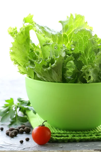 Grønn salat på hvit bakgrunn – stockfoto