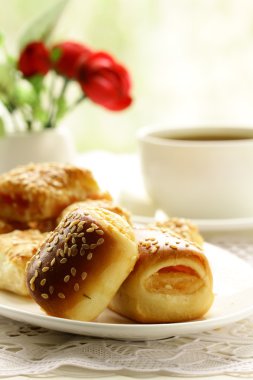 verandada kahvaltı taze çörek ve çay,