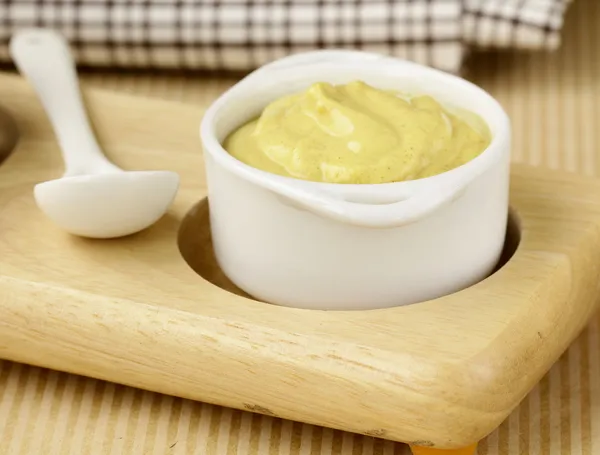 Salsa di senape francese in sugo bianco — Foto Stock