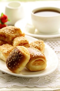 verandada kahvaltı taze çörek ve çay,