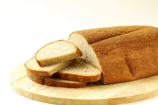 Ржаной черный хлеб на деревянной доске — стоковое фото