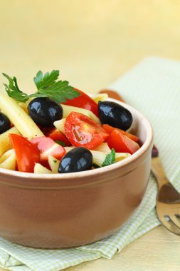İtalyan makarna zeytin ve domates salatası