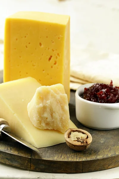 Cheese platter with nuts and jam — Stock Photo, Image