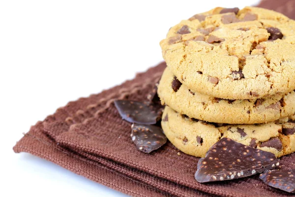 Galletas galletas con chispas de chocolate en una servilleta marrón — Foto de Stock