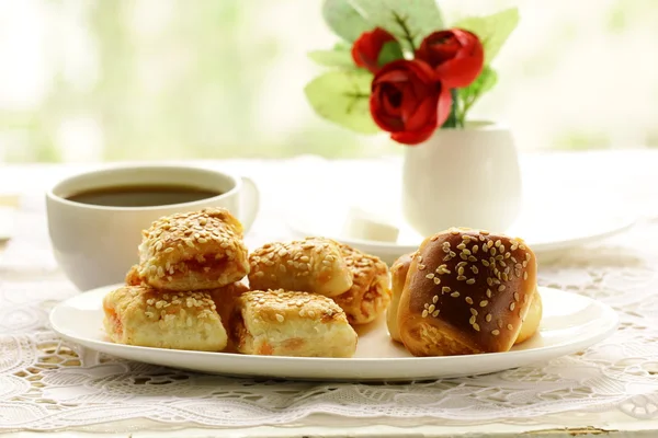 Čerstvých muffinů a čaj, snídaně na terase — Stock fotografie