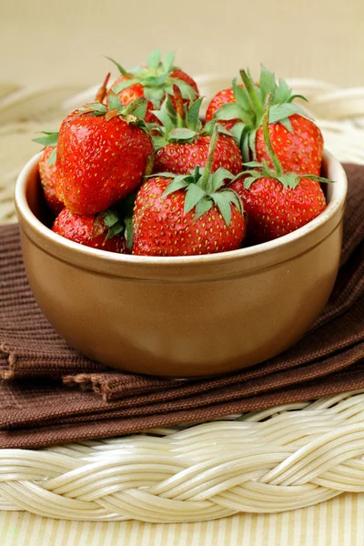 陶瓷碗与成熟的新鲜草莓 — 图库照片