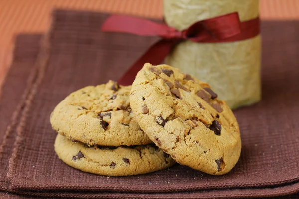 Печиво печиво з шоколадними чіпсами в коричневій серветці — стокове фото
