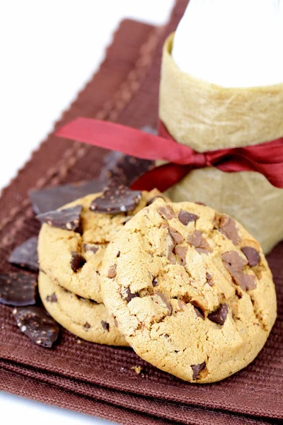 갈색 냅킨에 초콜릿 칩 비스킷 쿠키 — 스톡 사진
