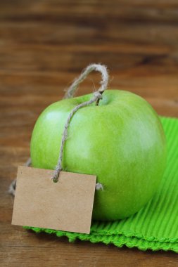 manzanas frescas verdes sobre un fondo de madera