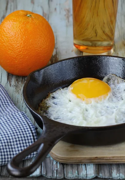 煎的鸡蛋煎炸中平移，传统早餐 — 图库照片