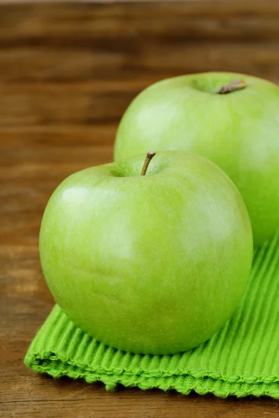 绿色新鲜的苹果木制背景上 — 图库照片