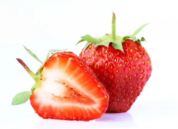 Reife und frische Erdbeeren auf weißem Hintergrund — Stockfoto