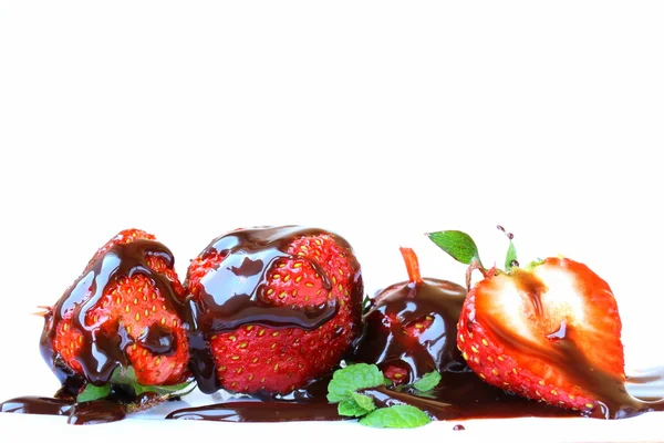 Dojrzałe i świeże truskawki z sosem czekoladowym na białym tle — Zdjęcie stockowe