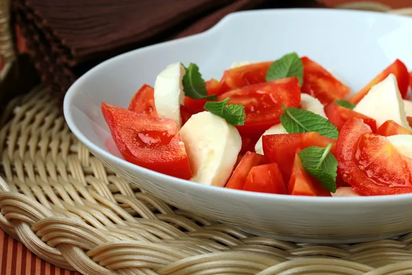 Tradycyjny włoski caprese sałatka mozzarella z pomidorami i bazylią — Zdjęcie stockowe