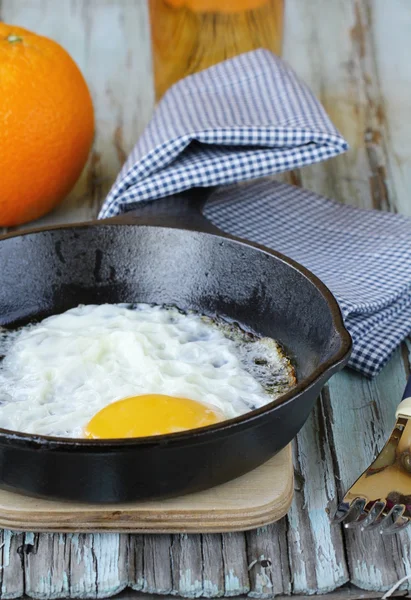 Fried egg in a frying pan, a traditional breakfast — Stock Photo, Image