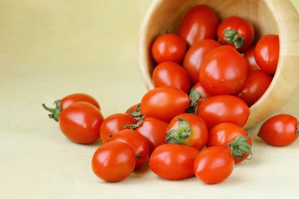 Kleine cherry tomaten in een houten kom — Stockfoto