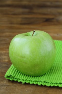 manzanas frescas verdes sobre un fondo de madera