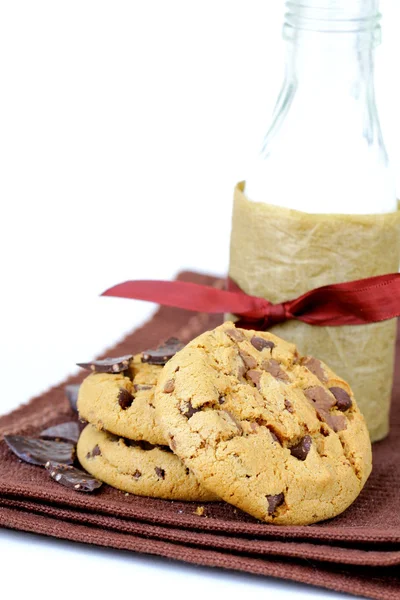 Biscuits biscuits aux pépites de chocolat dans une serviette marron — Photo