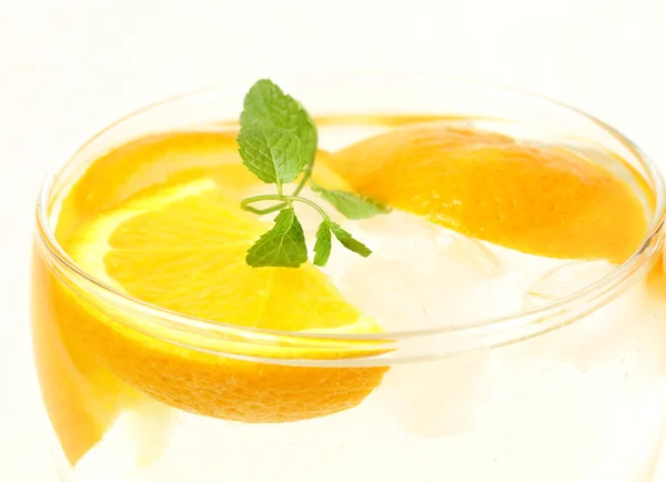 Verse oranje limonade met muntblaadjes en ijs — Stockfoto