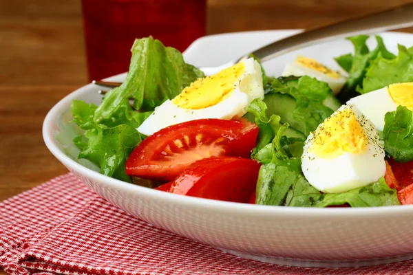 Ensalada con huevos y verduras frescas, en un plato —  Fotos de Stock
