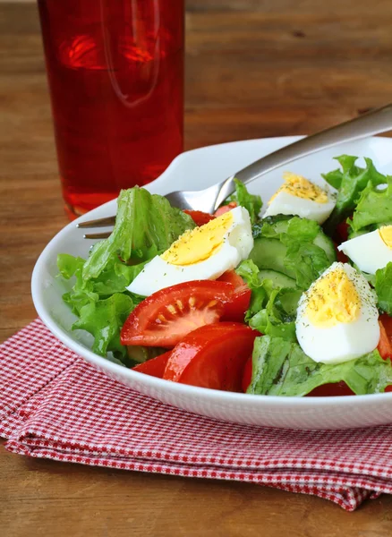 Σαλάτα με αυγά και φρέσκα λαχανικά, σε ένα πιάτο — Φωτογραφία Αρχείου