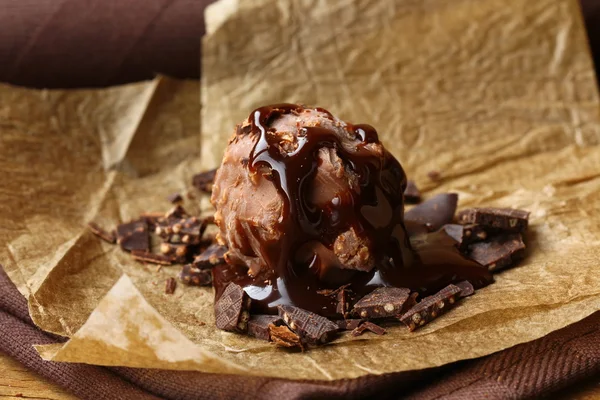 Вкусные шоколадные конфеты с шоколадным сиропом — стоковое фото