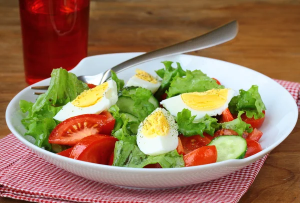 Σαλάτα με αυγά και φρέσκα λαχανικά, σε ένα πιάτο — Φωτογραφία Αρχείου