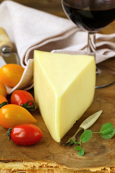 Coltello per formaggio, pomodoro e formaggio — Foto Stock
