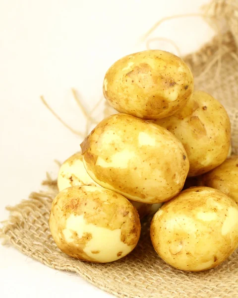 Batatas novas frescas no fundo natural — Fotografia de Stock