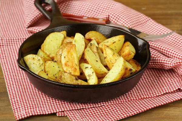 Свіжа картопля, обсмажена на сковороді на дерев'яному столі — стокове фото