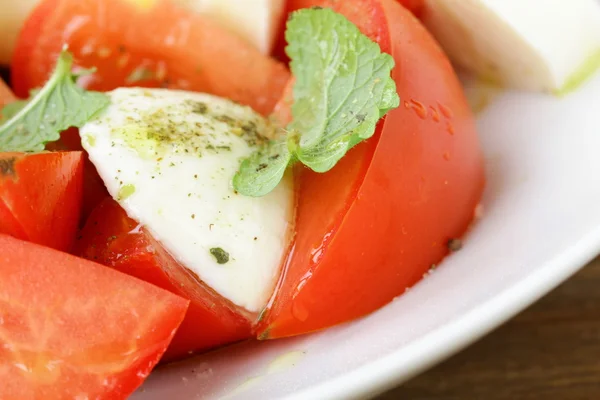 Macro shot close-up of salad tomatoes and mozzarella cheese — Stock Photo, Image