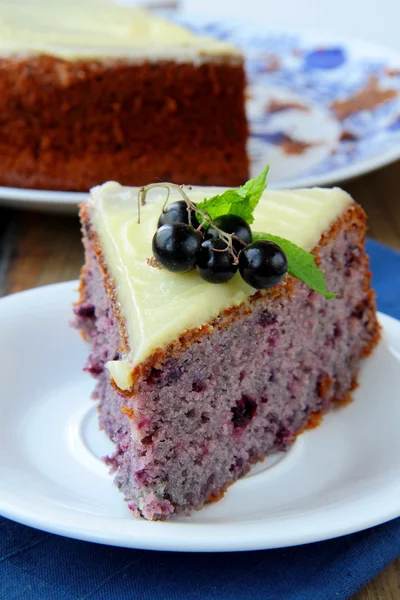 Шматочок фруктового смородинового торта на білій тарілці — стокове фото