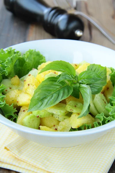 Salade de pommes de terre au vert et concombre — Photo