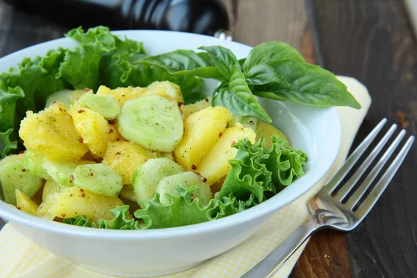 马铃薯沙拉配绿色和黄瓜 — 图库照片