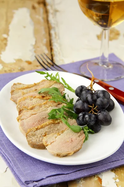Kokt kött anka med berry sås och sallad på ett fat — Stockfoto