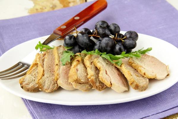 Gekookt vlees eend met berry saus en salade op een plaat — Stockfoto