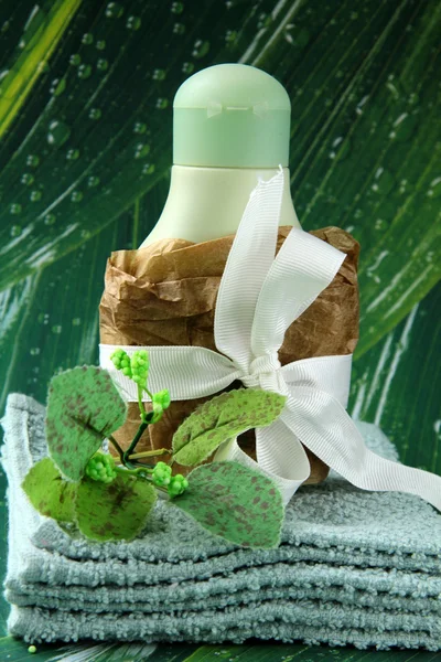 Cosmetic cream in gift packing - organic cosmetics — Stock Photo, Image