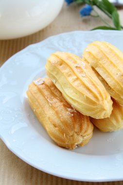 bir tabak profiterol pasta