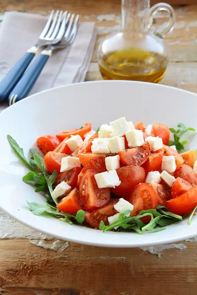 ギリシャ地中海風サラダ、フェタチーズ、オリーブ オイル、トマト — ストック写真