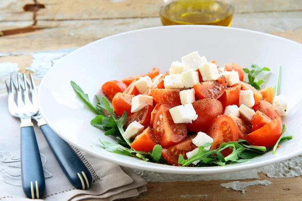 Śródziemnomorskiej sałatka grecka z serem feta, oliwa z oliwek i pomidorów — Zdjęcie stockowe