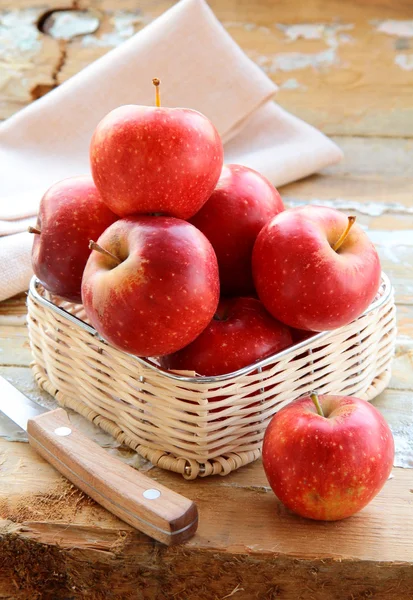 Vörös érett szerves almát a kosárba — Stock Fotó