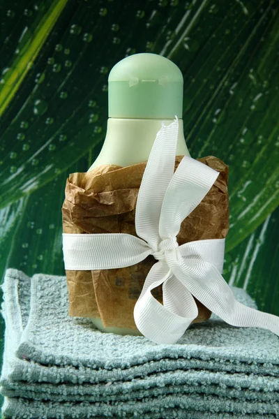 Cosmetic cream in gift packing - organic cosmetics — Stock Photo, Image