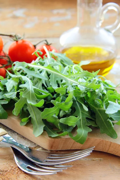 Ingredientes para a salada de tomate e rúcula no tabuleiro da cozinha — Fotografia de Stock