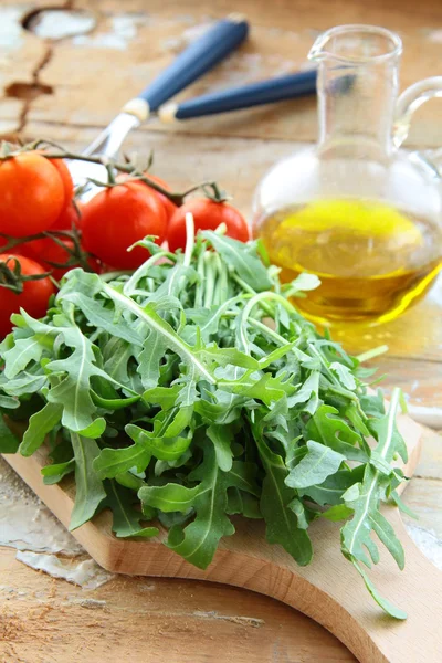Ingrédients pour la salade tomate et roquette sur la planche de cuisine — Photo