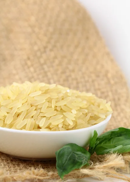 Nevařené rýže v bílé misce — Stock fotografie