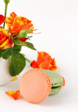 geleneksel Fransız macarons arka planda Güllü