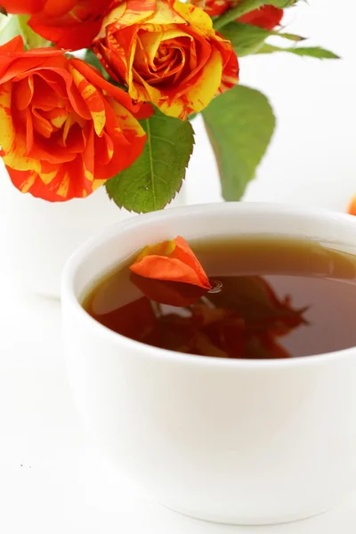 Tea cup with rose petals — Stock Photo, Image