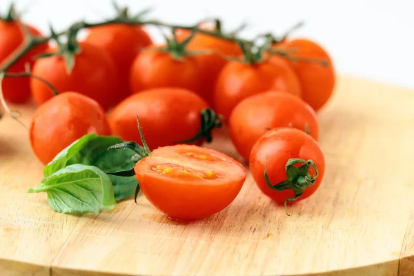 Tomates Cereja em uma tábua de madeira — Fotografia de Stock
